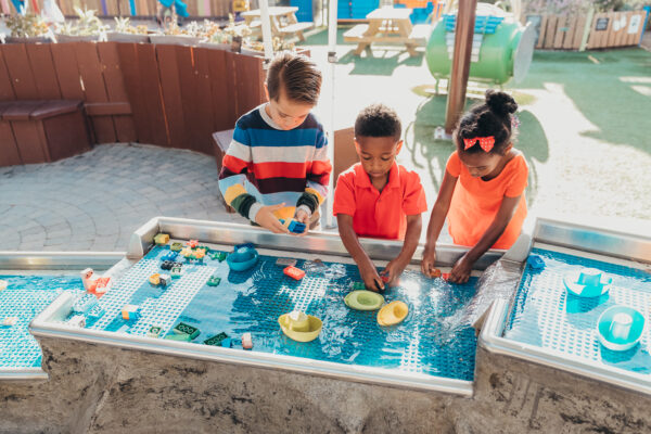 Kids at SDCDM playing in water table